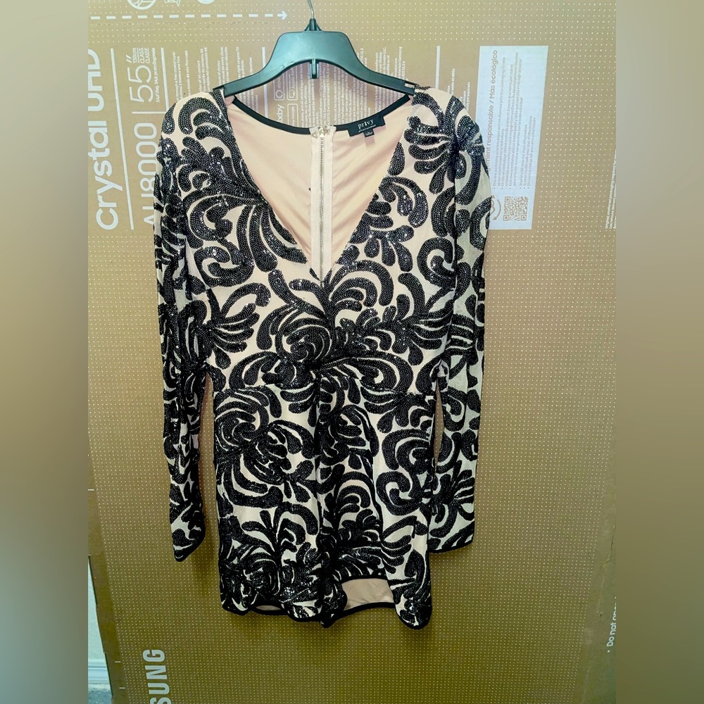 Sequence romper size Large runs true to size.